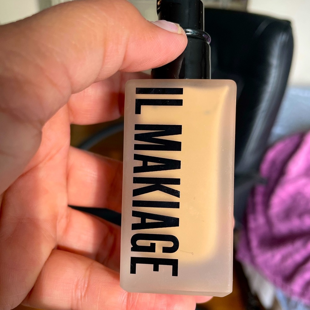 IL MAKIAGE. foundation 075 Woke up like this. Flawless base foundation